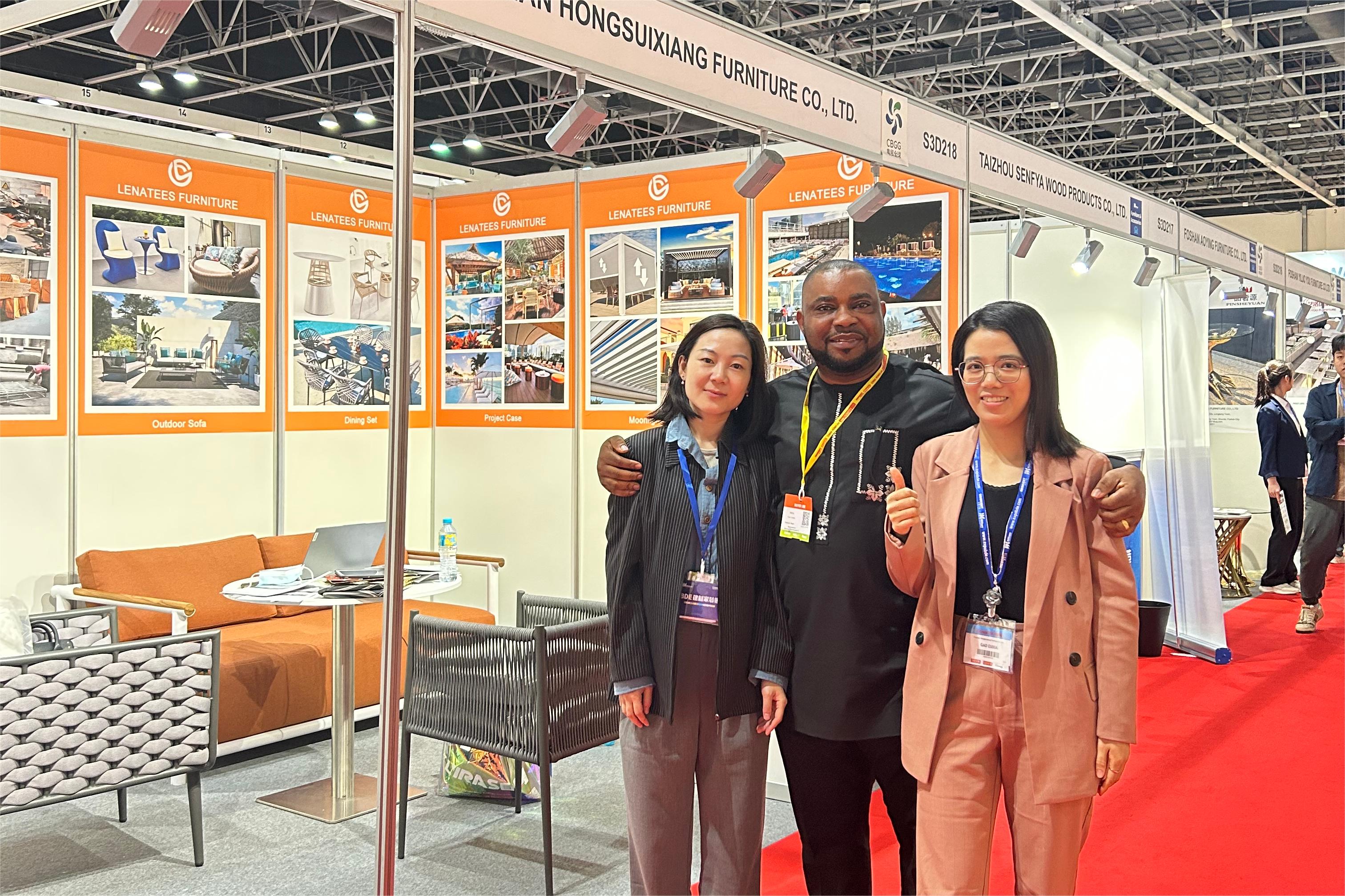 Kära möblerentusiaster, Dubai Furniture -utställningen har öppnat och Hongsuixiang möbler hedras för att delta och presentera fantastiska nya hemprodukter tillsammans!