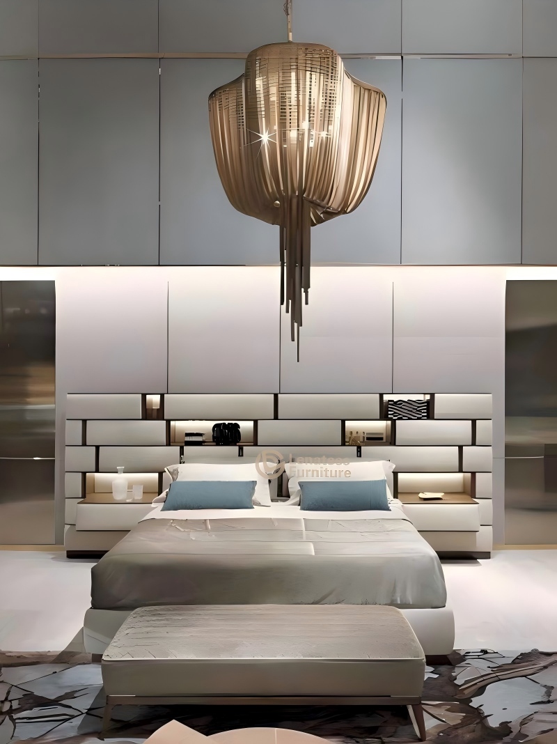 Lyx möter hantverk — vår nya statement-säng med eleganta metallaccenter. ✨